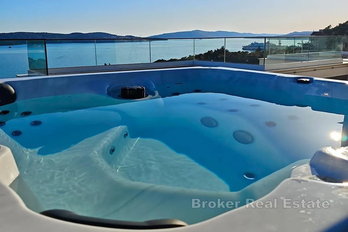 luksuzni penthouse s krovnom terasom i panoramskim pogledom na more - slika 17