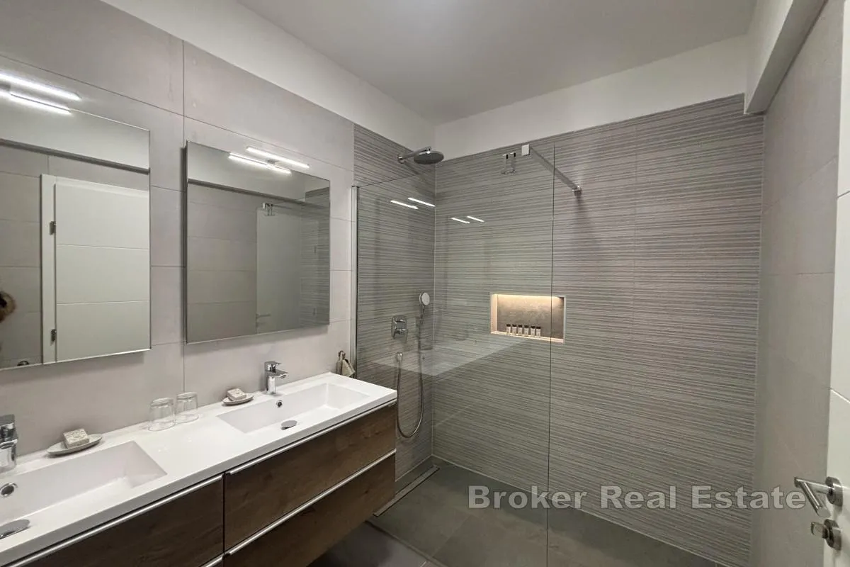 moderan penthouse s krovnom terasom i panoramskim pogledom na more - slika 15