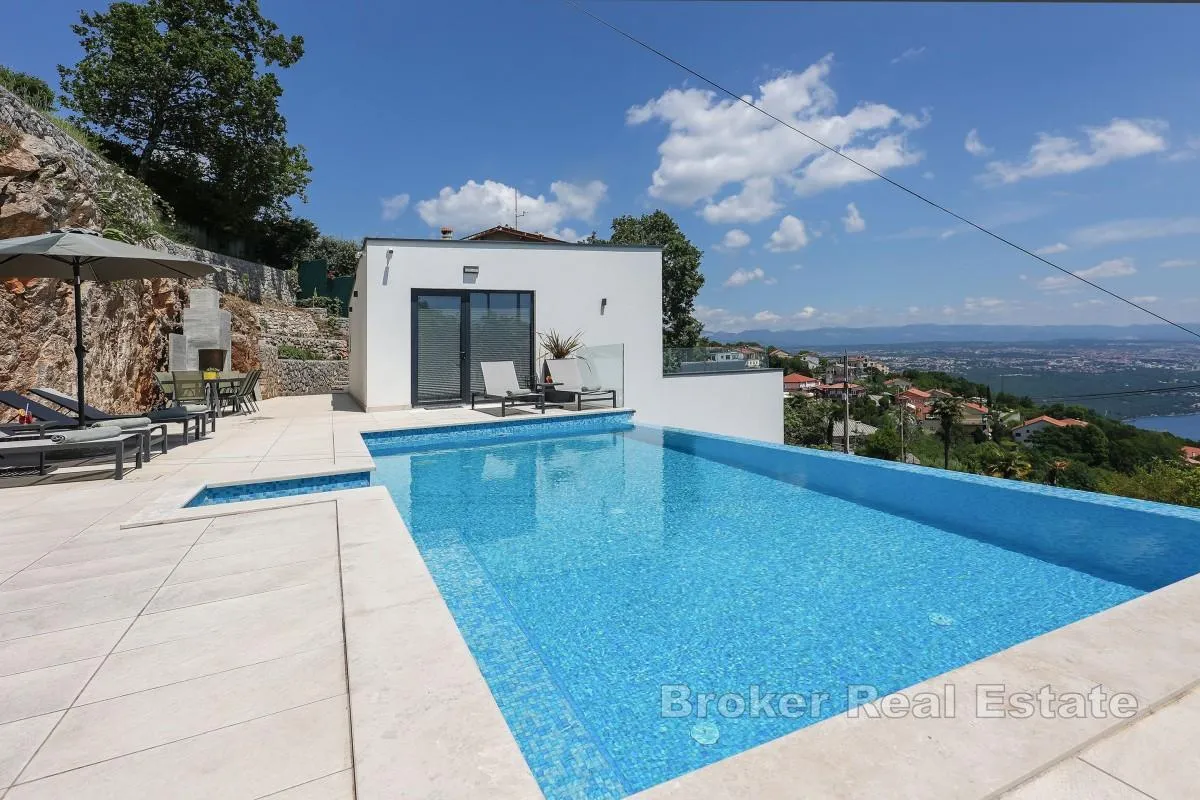 vila s bazenom i pogledom na kvarnerski zaljev - slika 9