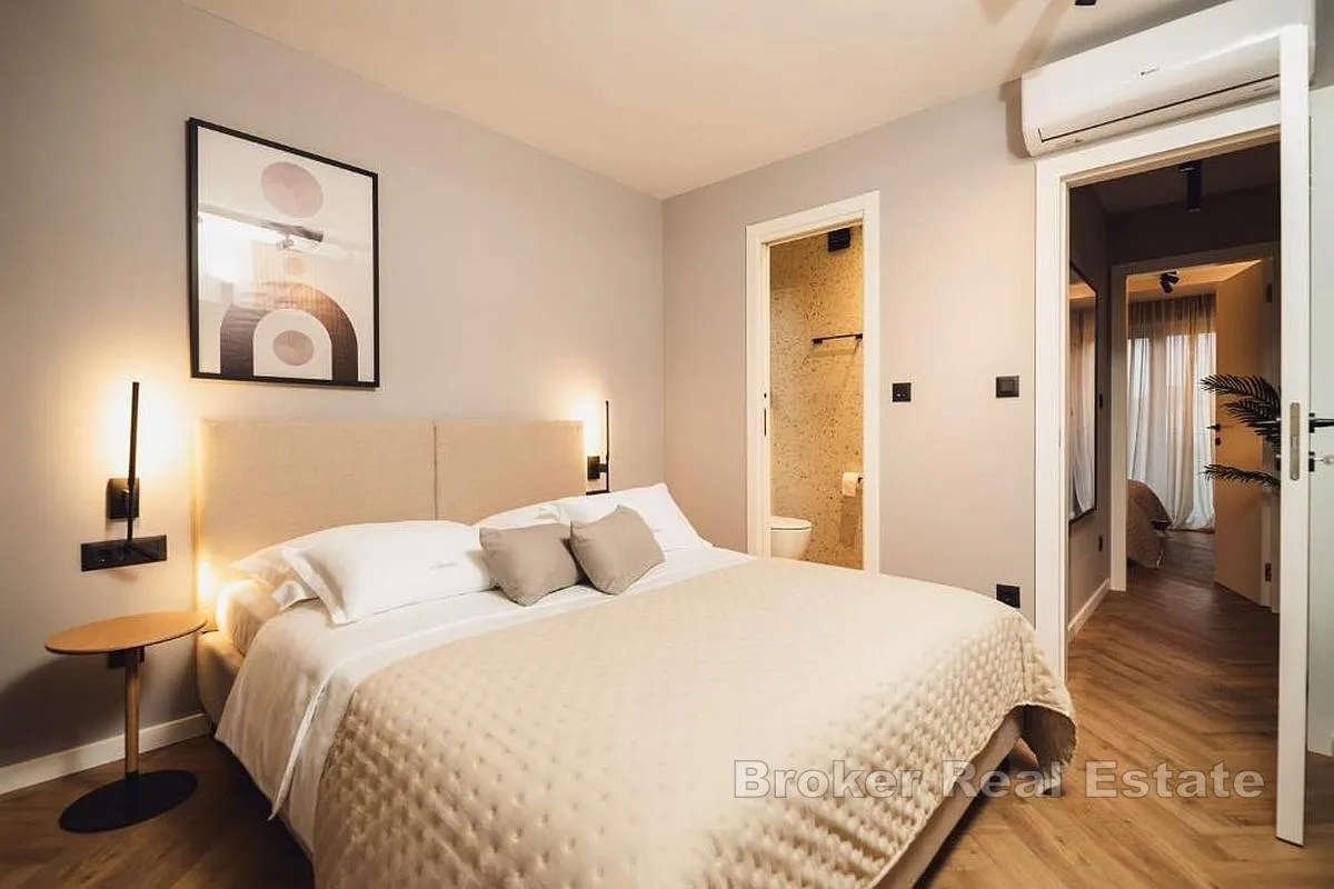 vila s dva apartmana i bazenom - slika 7