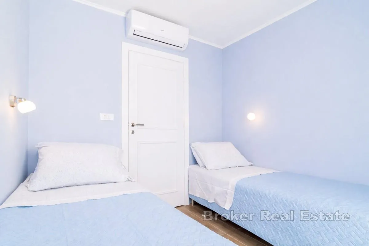 kuća za odmor s bazenom - prvi red do mora - slika 11