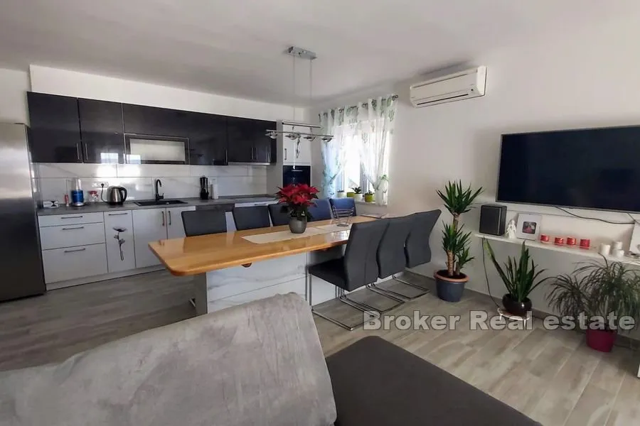 Trosoban apartman s vrtom i pogledom na more - Omiš