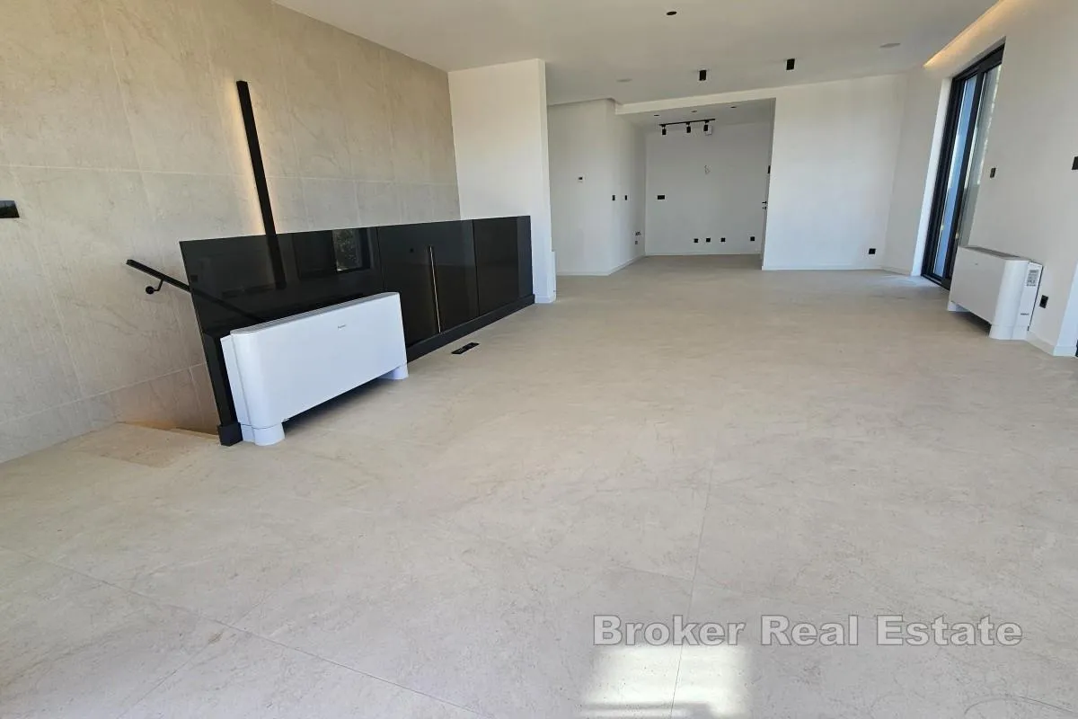penthouse s krovnom terasom i bazenom - slika 7