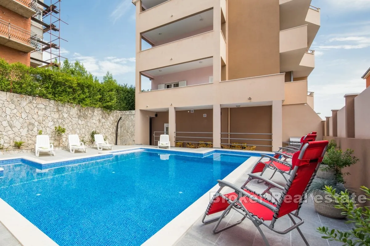 atraktivan apartman s bazenom - slika 12