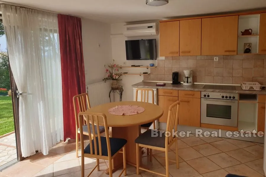 apartmanska kuća u drugom redu od mora - slika 11