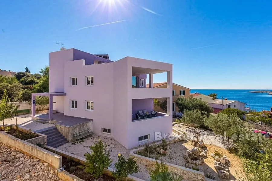 apartmanska kuća u drugom redu do mora - slika 1