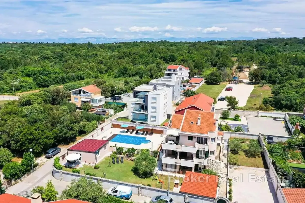 Vila na prostranoj parceli s grijanim bazenom i otvorenim pogledom na more - Kožino, Zadar