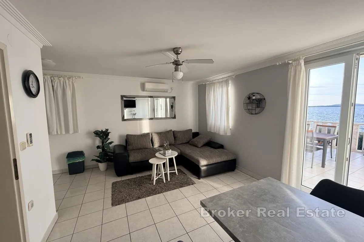 apartmanska kuća u prvom redu do mora - slika 9