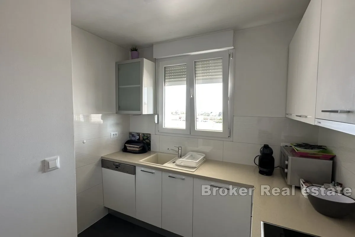 atraktivan penthouse s velikom terasom i jacuzzijem - slika 5