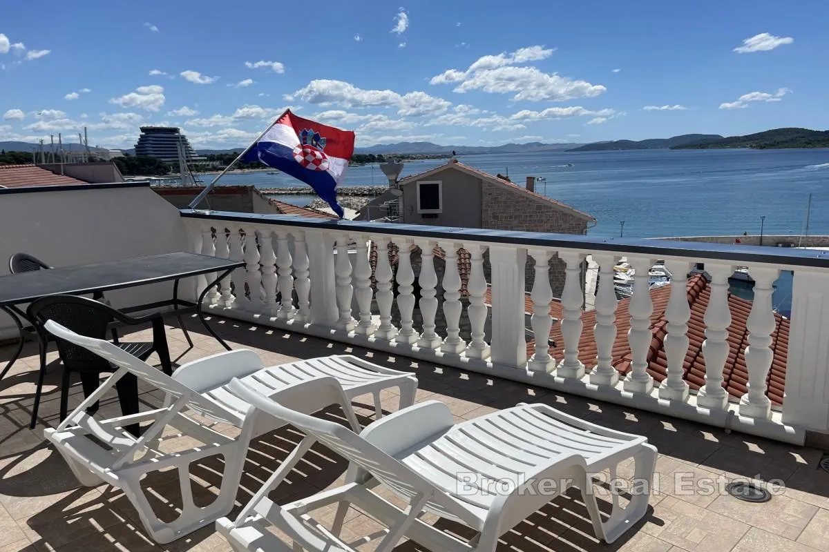 apartmanska kuća u centru grada - slika 13