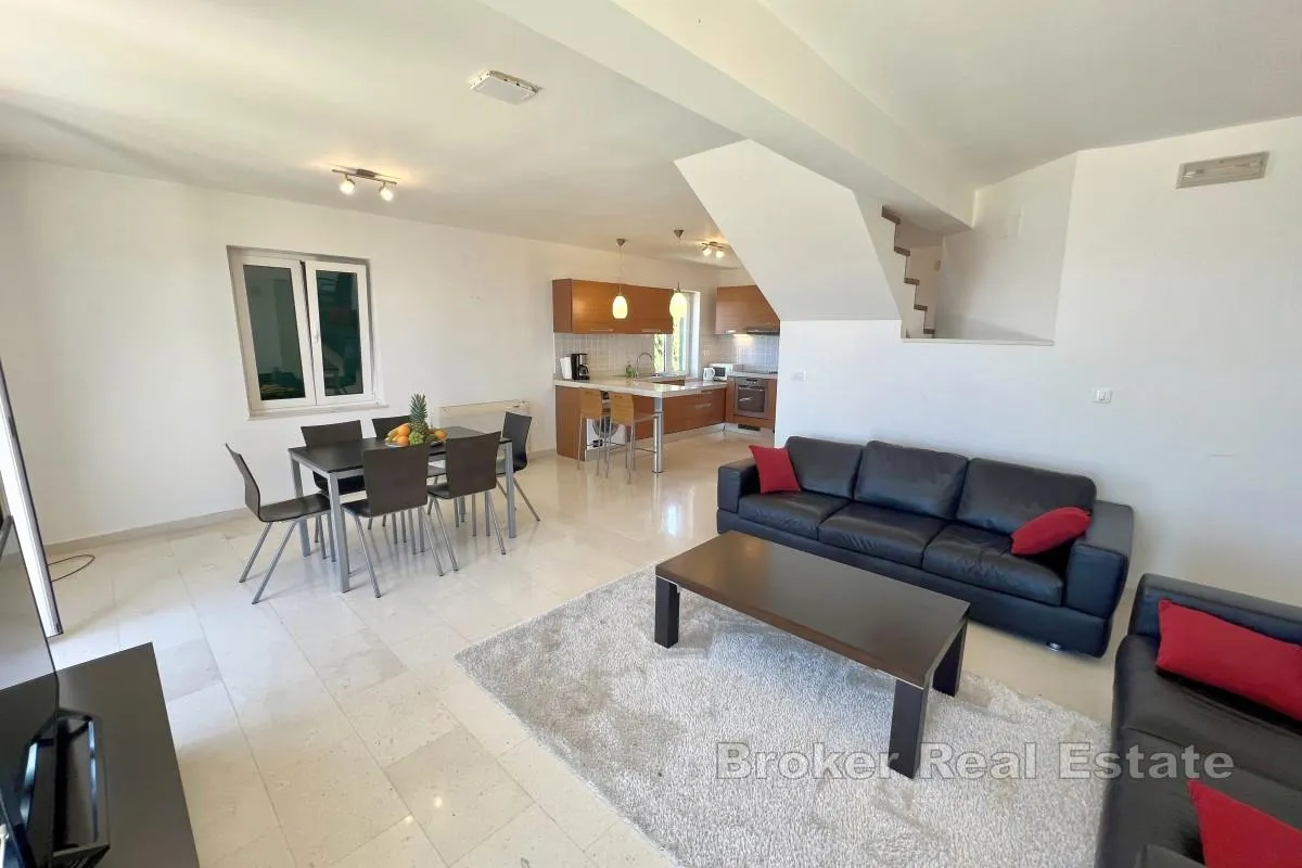 prekrasna vila s bazenom i 3 prostrana apartmana - slika 12