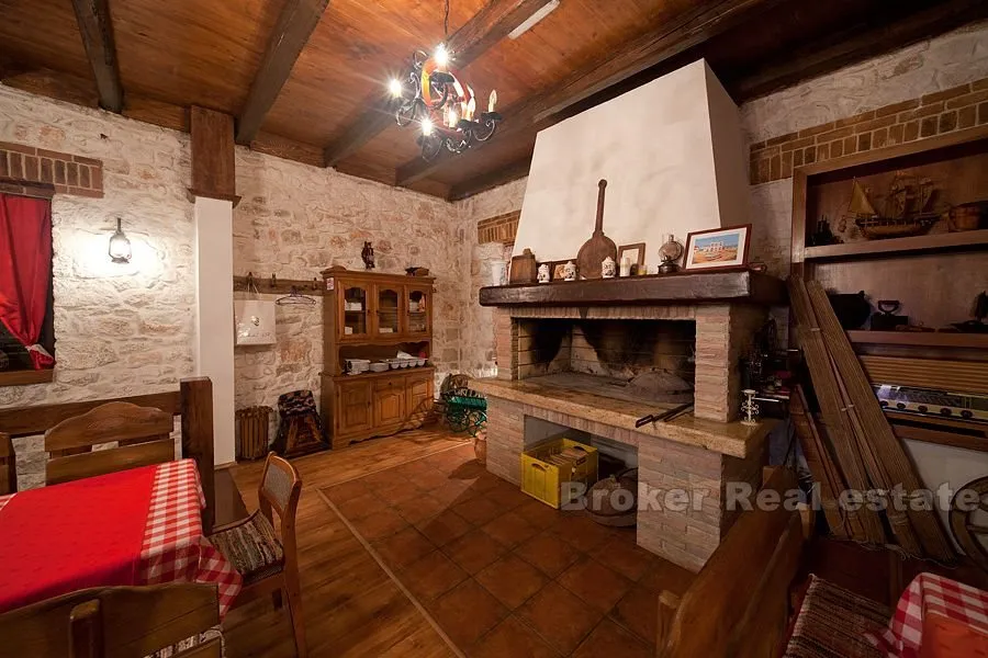 rogoznica, prekrasna kamena kuća s restoranom - slika 11
