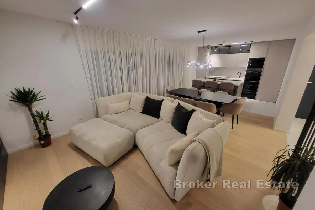 prostrani penthouse s otvorenim pogledom na more - slika 7
