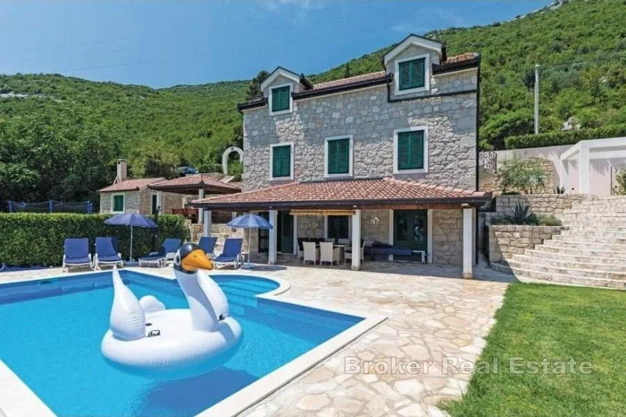 Kamena vila s bazenom okružena prirodom i privatnošću - Metković