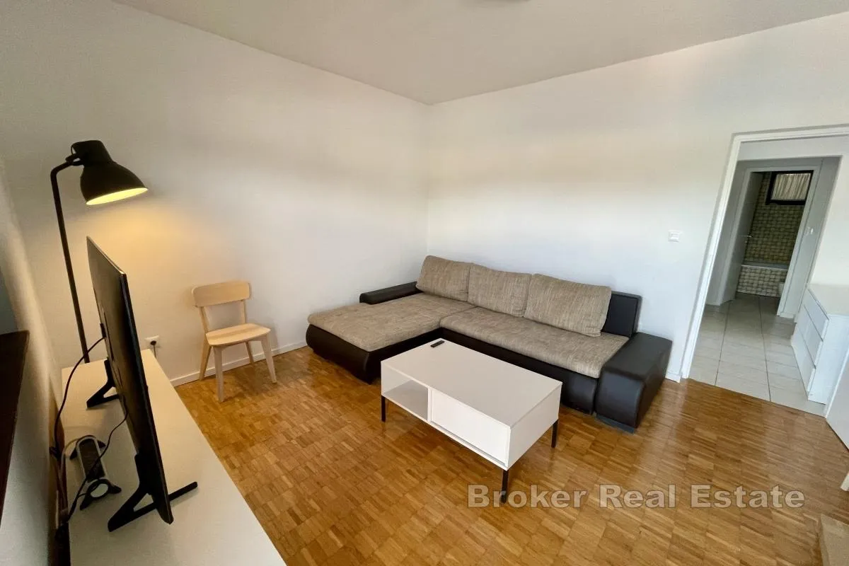 tri apartmanske jedince s pogledom na more - slika 13