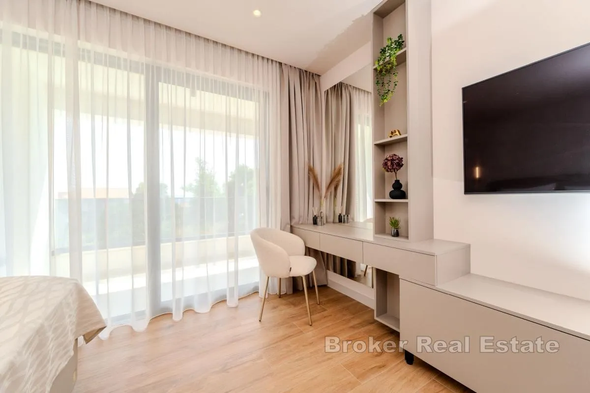 premium vila s bazenom i otvorenim pogledom na more - slika 13
