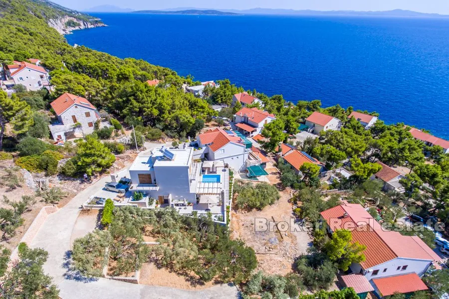 vila s bazenom i pogledom na more - slika 3