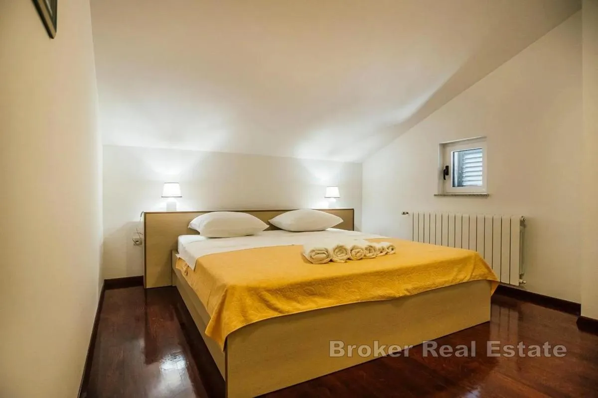 villa s apartmanima i predivnom okućnicom - slika 6