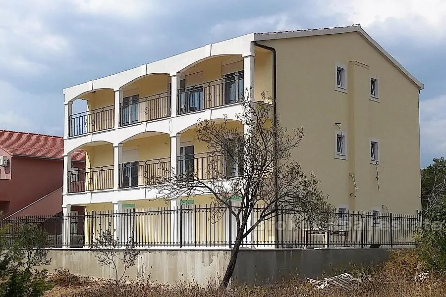 novoizgrađena kuća sa 7 apartmana, na prodaju - slika 3