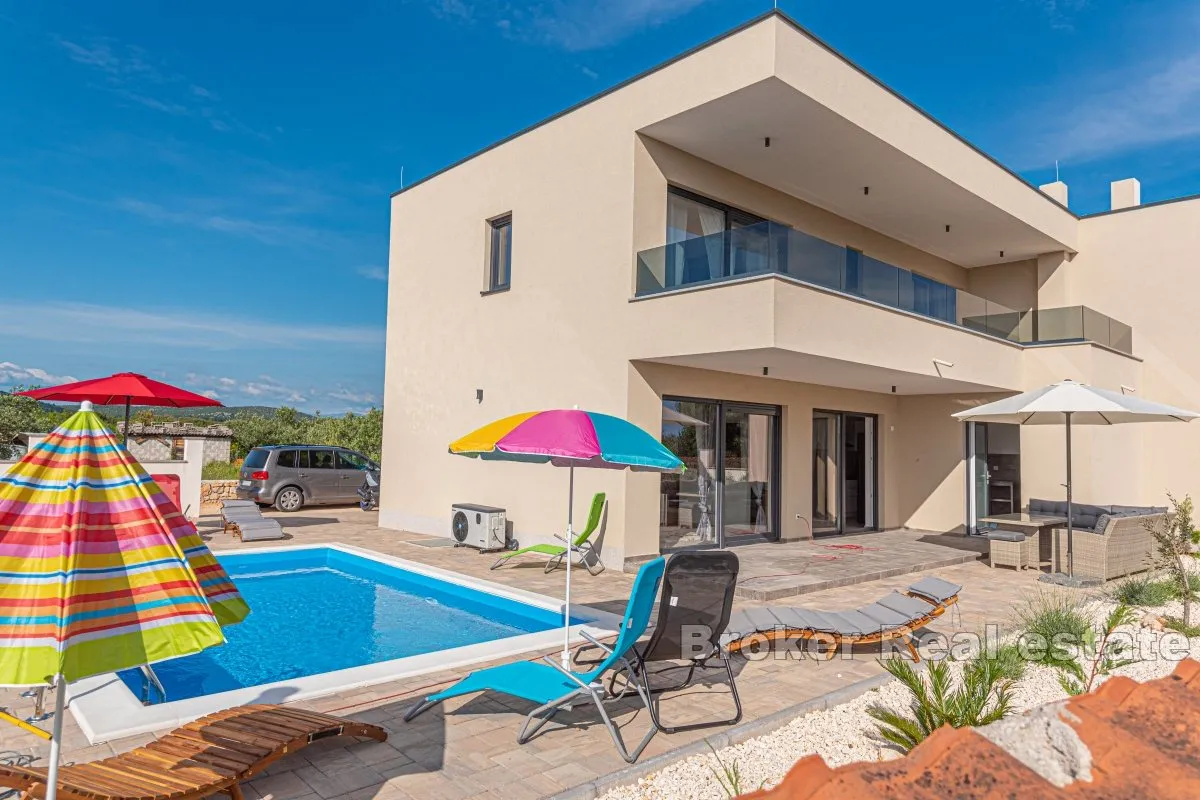 vila s bazenom - slika 2