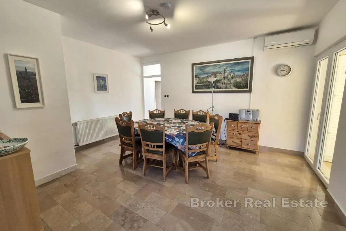 samostojeća apartmanska kuća s pogledom na more - slika 2