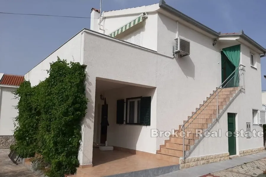 apartmanska kuća blizu mora - slika 1