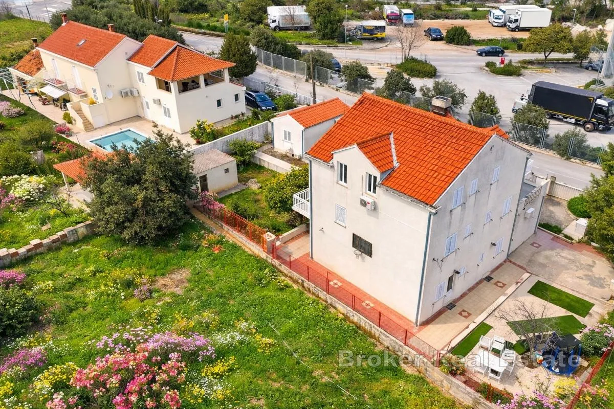kuća s dodatnim objektom i vrtom - slika 4