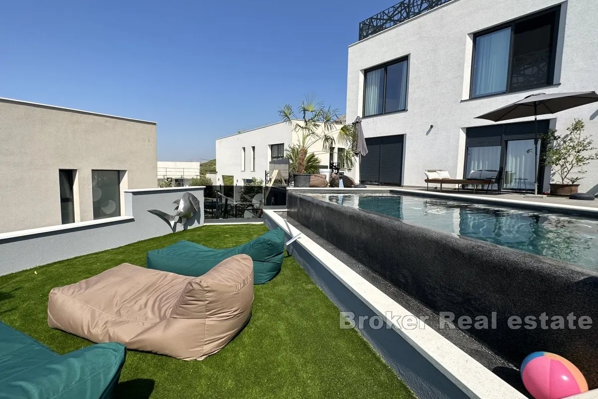 jedinstvena apartmanska vila s pogledom na more - slika 2