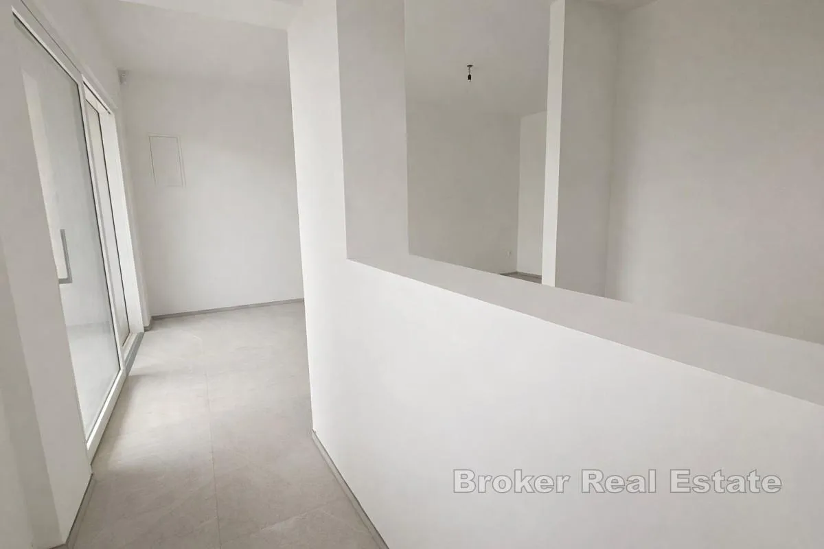 moderan apartman s bazenom i okućnicom - slika 5
