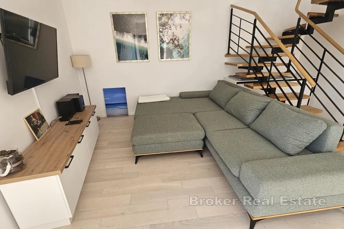 dvoetažni apartman s vrtom - slika 6
