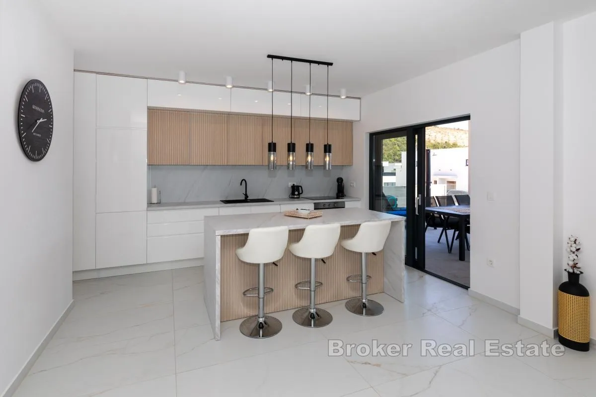 moderna vila s bazenom - slika 8