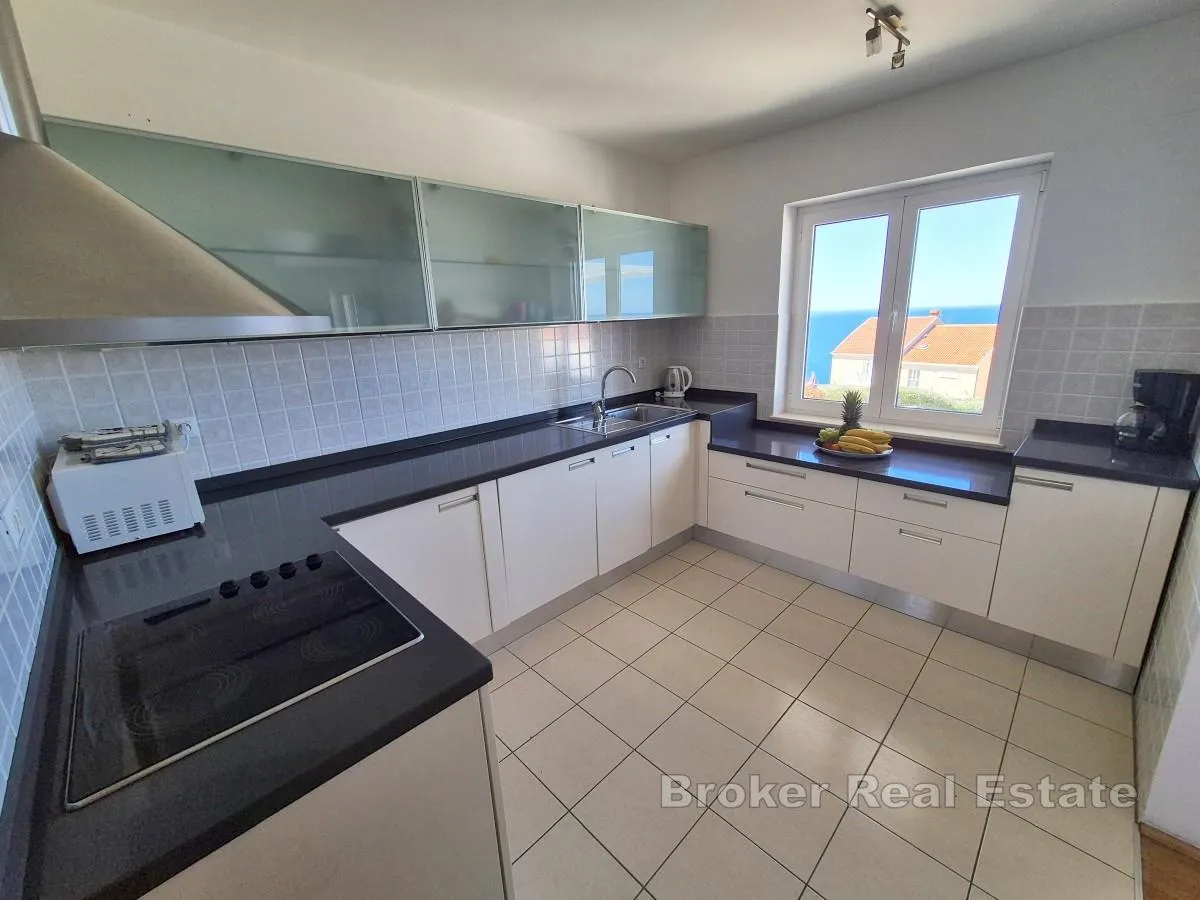 prekrasna vila s bazenom i 3 prostrana apartmana - slika 7