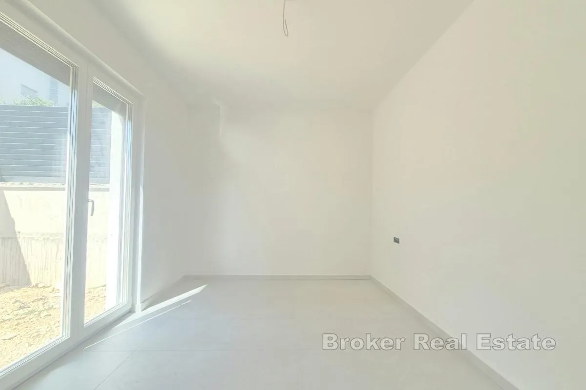 apartman u novogradnji s vrtom - slika 6