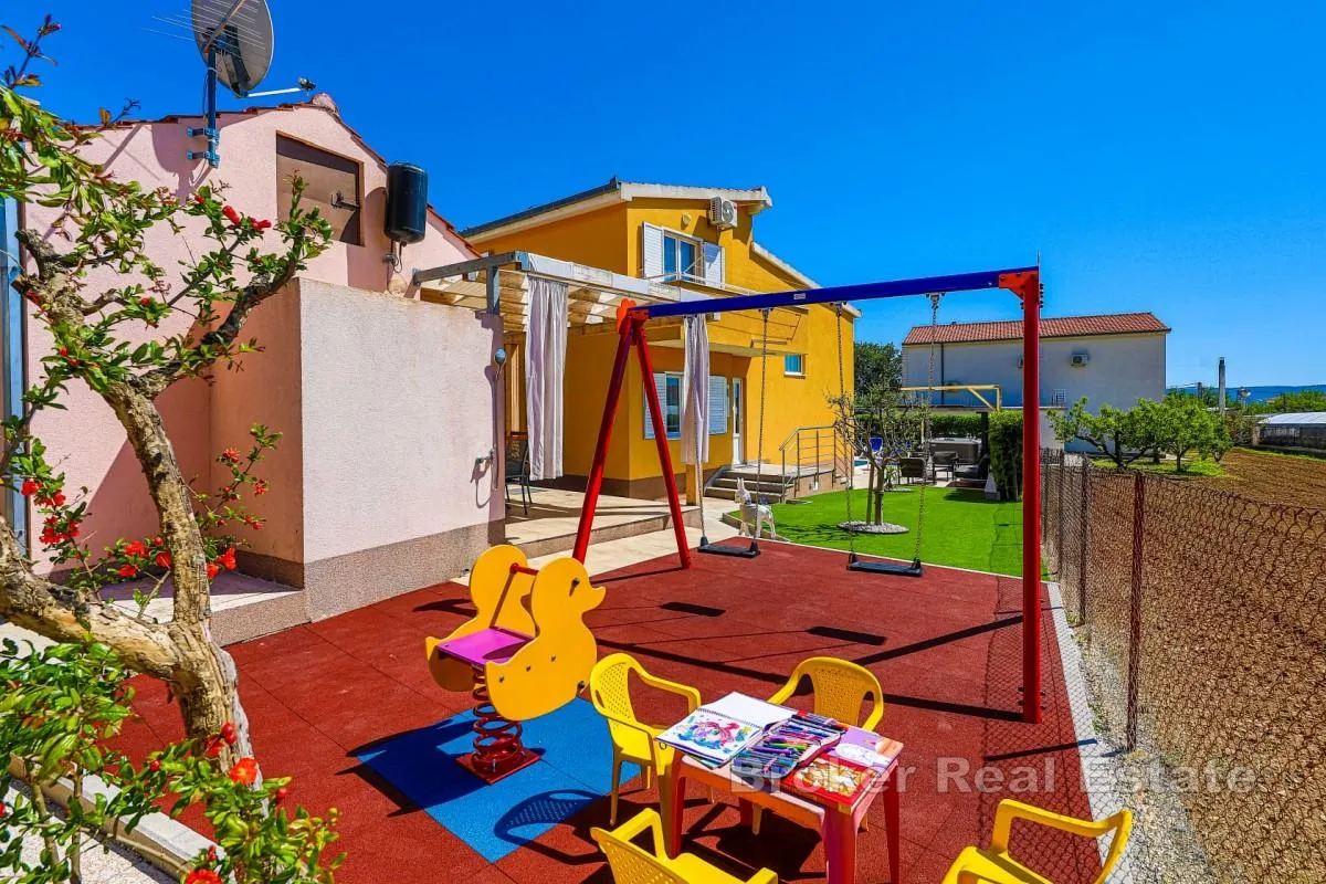 vila s bazenom - slika 15