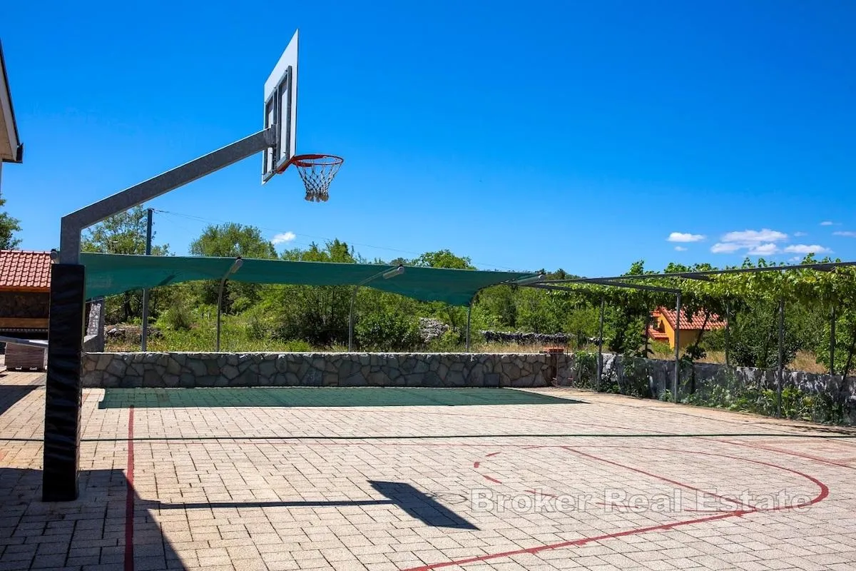 villa s apartmanima i predivnom okućnicom - slika 8