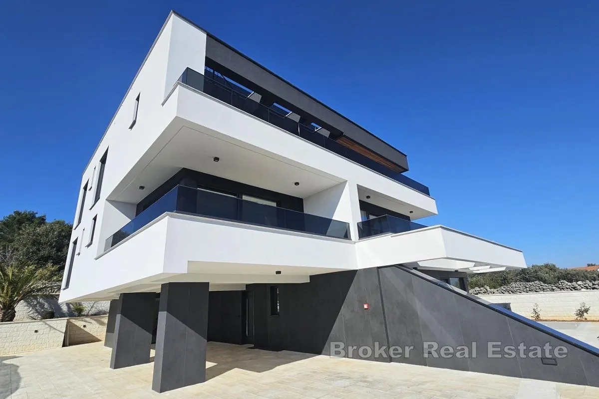 penthouse s krovnom terasom i bazenom - slika 19