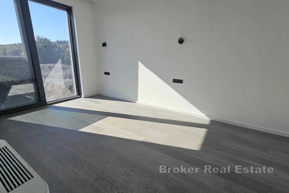 penthouse s krovnom terasom i bazenom - slika 10