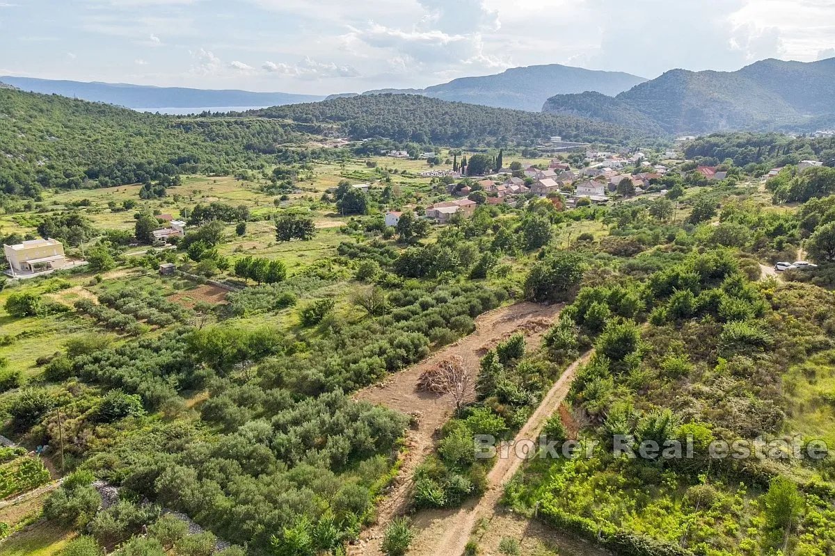 Građevinsko zemljište u mirnom okruženju - Omiš
