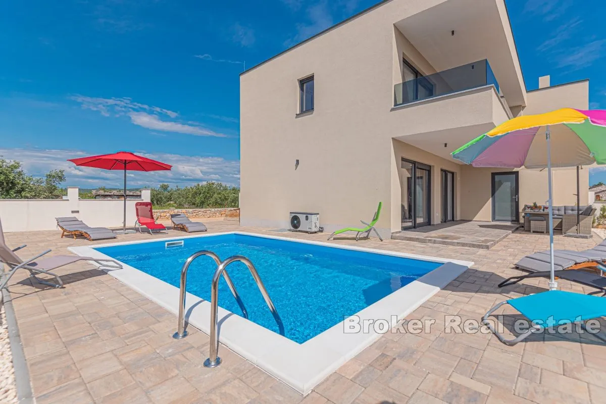 vila s bazenom - slika 1