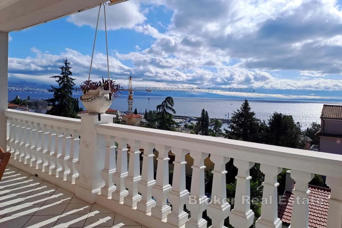 Prostrani stan s konobom i pogledom na more - Opatija