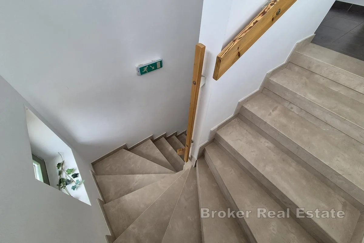 atraktivni apartman na tri etaže s pogledom na more - slika 12