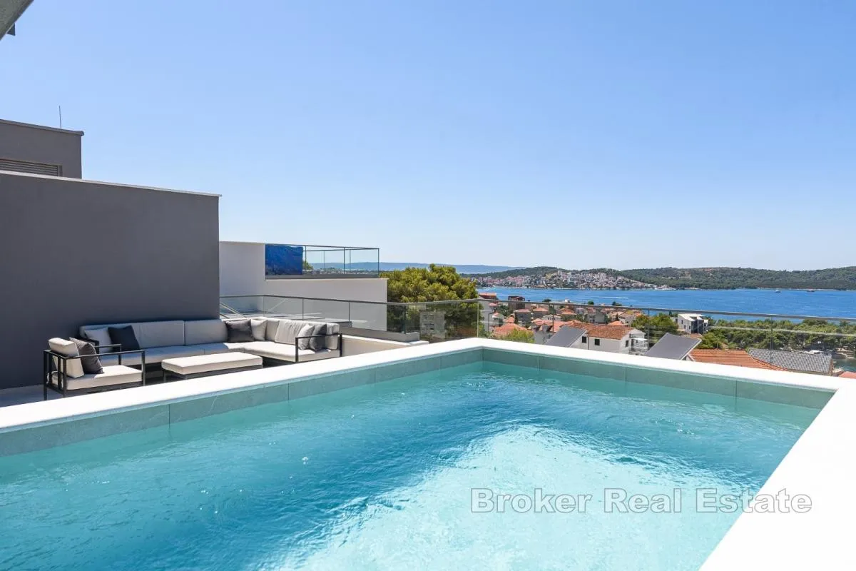 Dvoetažni penthouse s bazenom i pogledom na more - Žedno, Trogir