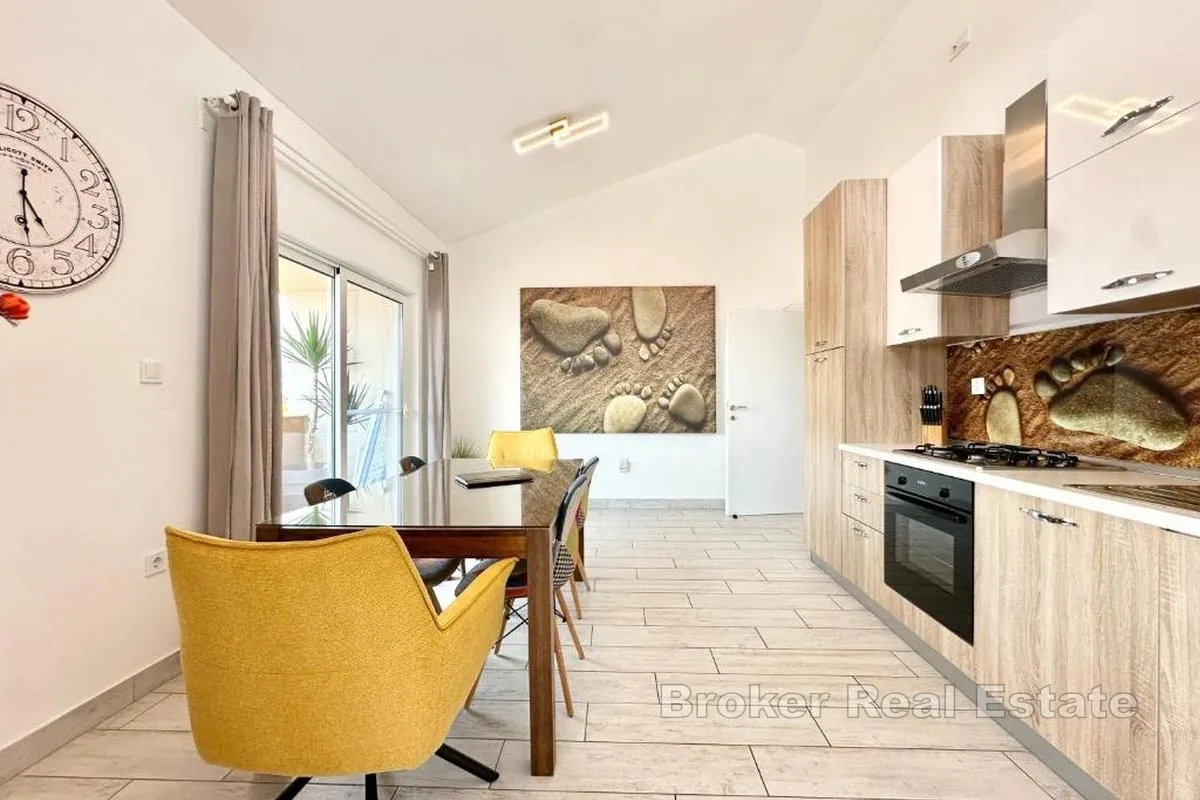 moderna apartmanska kuća s pogledom na more i bazenom - slika 13