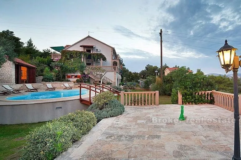 kuća / vila okružena mediteranskim vrtom, za najam - slika 2