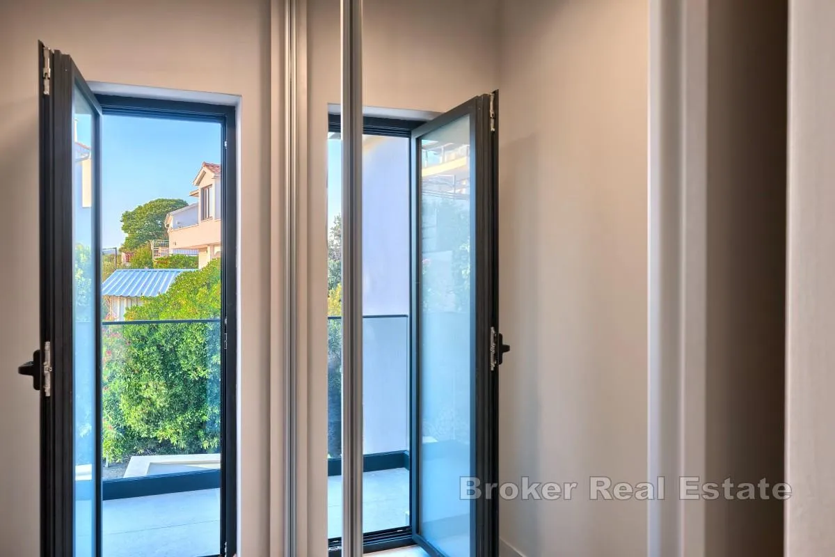 moderna vila – prvi red do mora u blizini rogoznice - slika 27