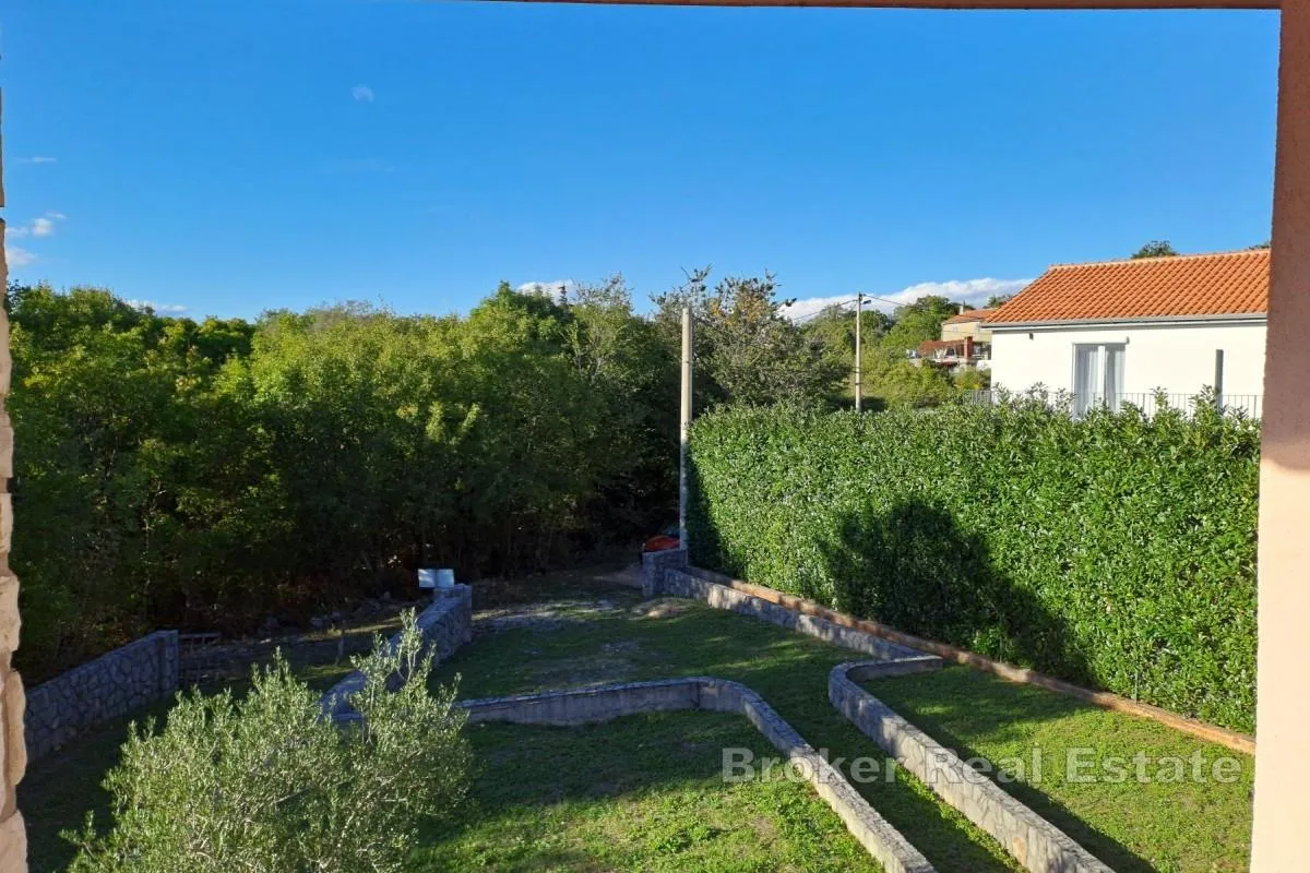 kuća sa četiri apartmana i potkrovljem na mirnoj lokaciji - slika 3