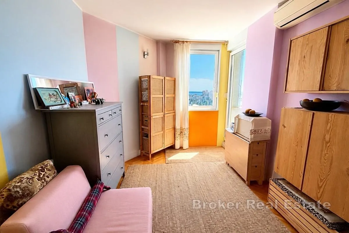 sunčan jednosobni stan s panoramskim pogledom na more - slika 2