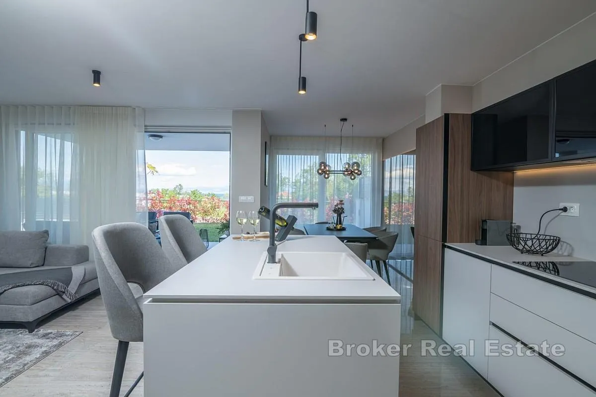 luksuzni trosoban apartman s bazenom i okućnicom - slika 5