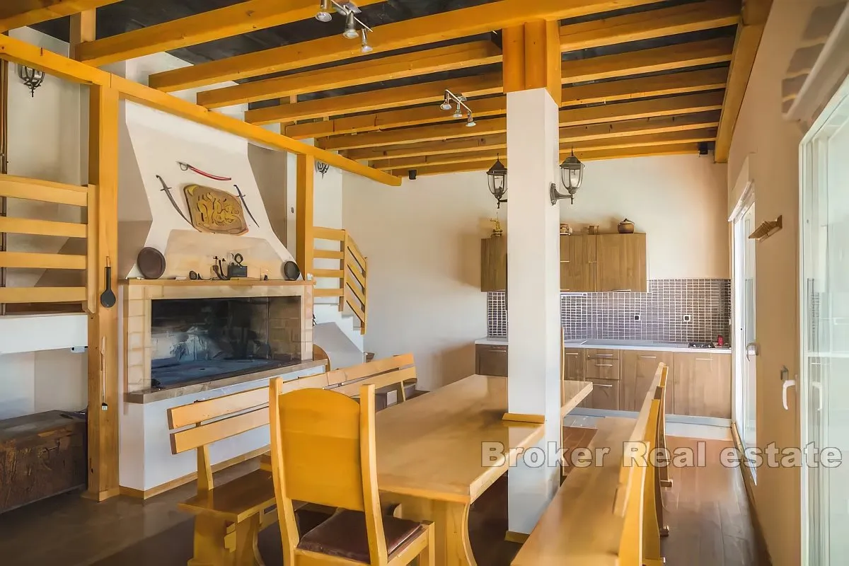 vila s bazenom i panoramskim pogledom - slika 14