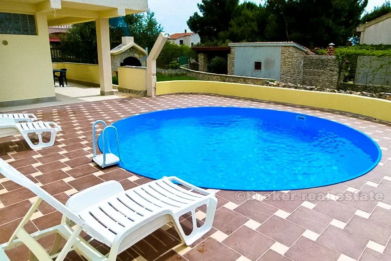 vila u neposrednoj blizini šljunčane plaže, na prodaju - slika 3